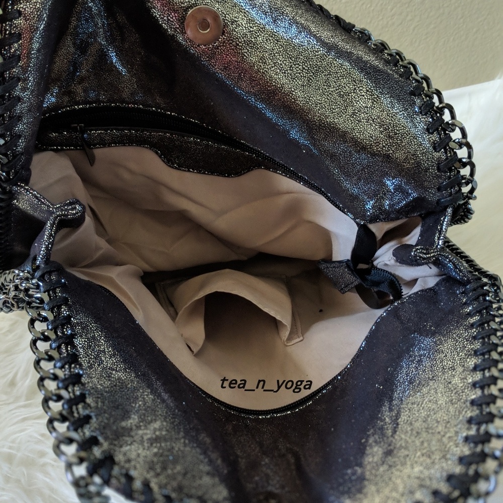 Mettalic-Look Trendy Handbag - Picture 4 of 7